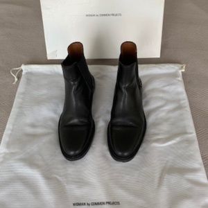 Women By Common Projects Chelsea Boot - EU37